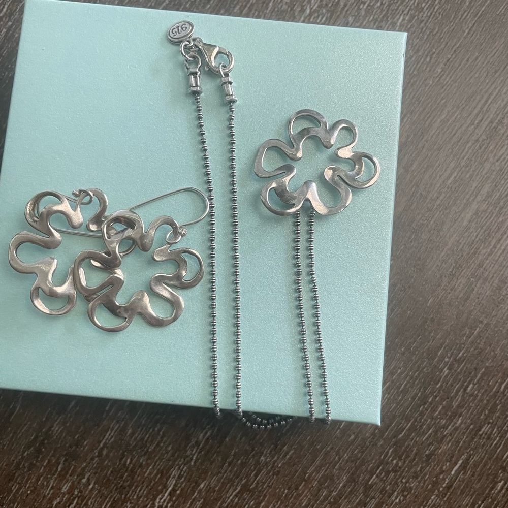 Sipalda 925 silver Elegant Silver Flower Earrings and Necklace set EUC Necklace